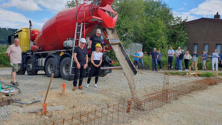 Eine Zeitkapsel wird in frischen Beton eingebettet.